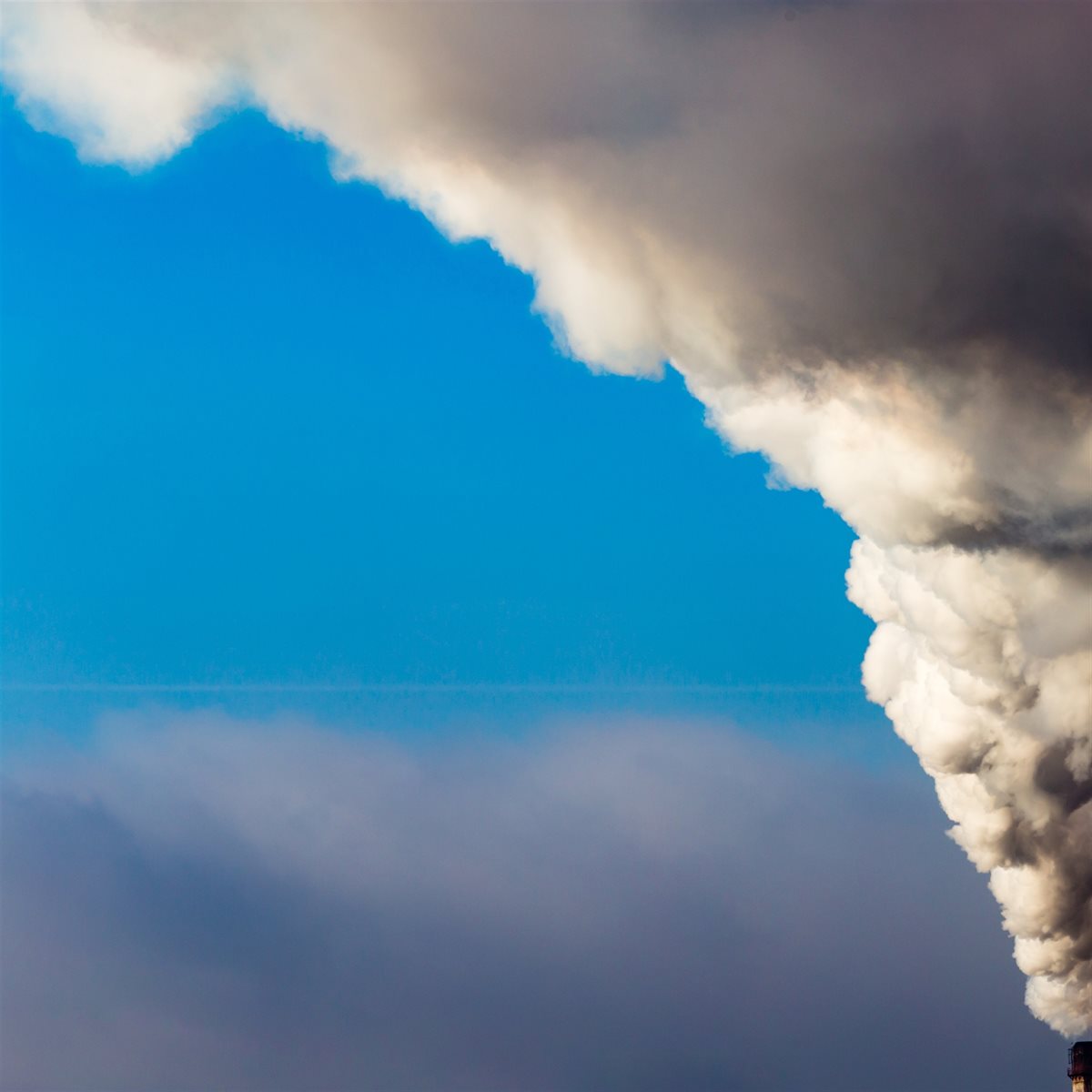 Industriële rook van de fabriek vervuilt de lucht