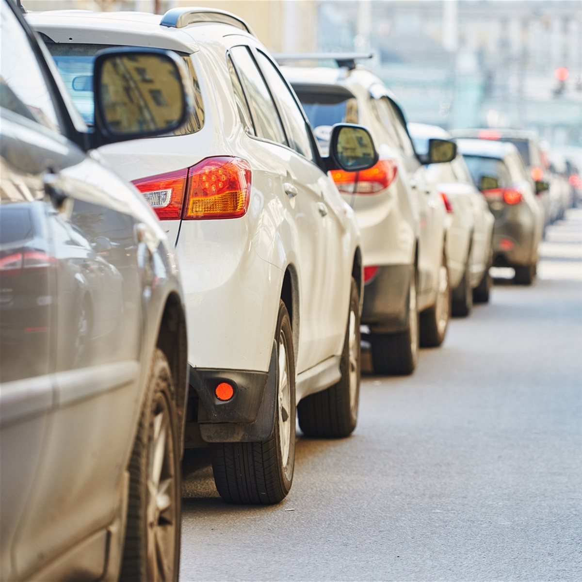 Auto's in de file in een stadsstraat