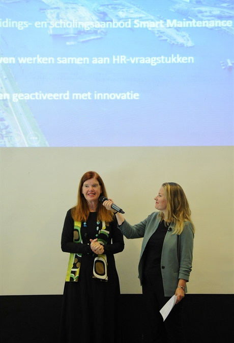 Vera van Vuuren tijdens de cheque uitreiking van het JTF-IJmond