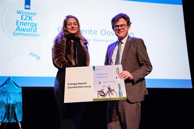 wethouder gemeente Oostzaan neemt Energy Award 2019 in ontvangst